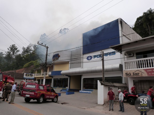 Incêndio atinge loja no bairro Santa Rita