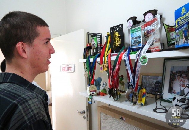Felipe dos Passos, 17 anos, olha para os troféus e já projeta ao volta aos pedais: "Não vejo a hora"
