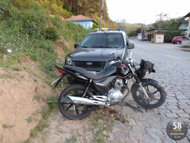 Carro e moto colidem em Guabiruba
