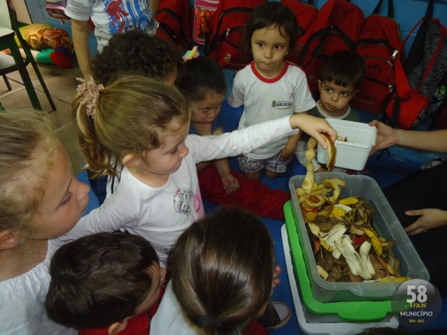 A compostagem de material orgânico, feita pelos alunos do CEI Emília Floriani de Oliveira, é o tema do Na Lata Certa desta segunda-feira