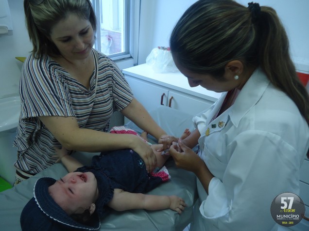 A pequena Aliesca, de seis meses, foi com a mãe, Fabiana Sitta da Silva, para receber mais uma dose da vacina contra a coqueluche 