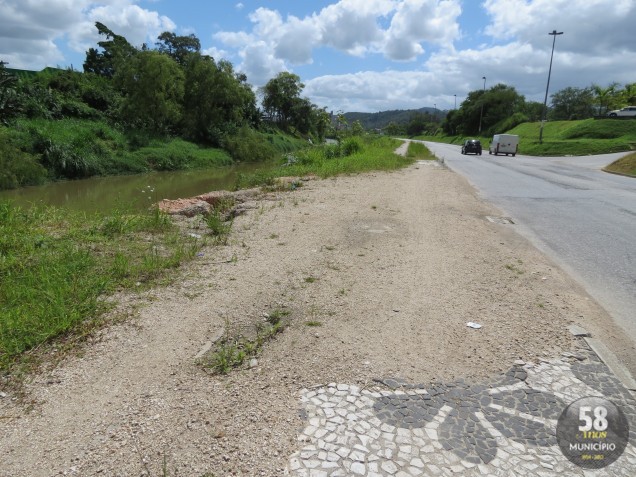 Lama, buracos, mato e poeira acompanham os pedestres que utilizam a Bepe Roza