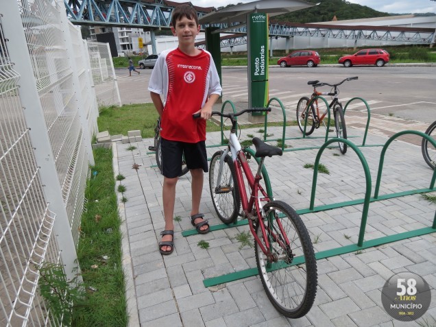 "Gosto de andar de bicicleta porque faz bem para o corpo. Moro no Primeiro de Maio e sempre venho dar uma voltinha na casa da minha avó, no centro. Tinha que ter mais bicicletários porque é mais segu