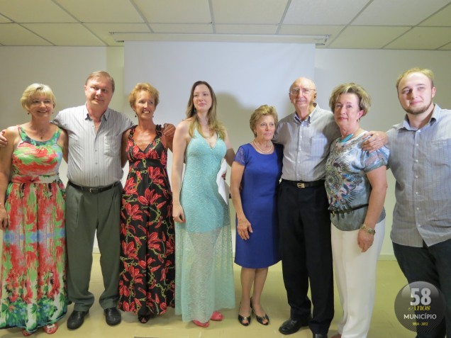 Seu Walter, a esposa e os filhos durante as homenagens