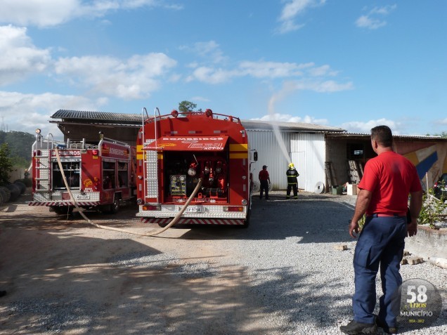 Bombeiros combatem fogo em fábrica de toalhas no Rio Branco