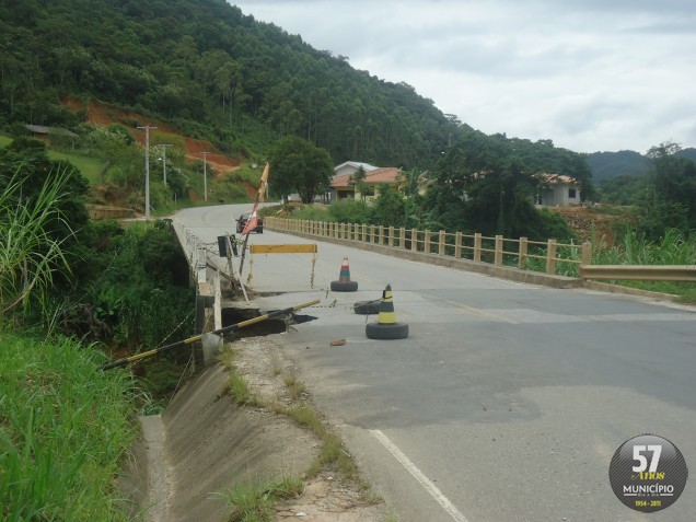Mesmo com a sinalização, quem trafega pea ponte tem que redobrar a atenção com o buraco na via, para evitar acidentes