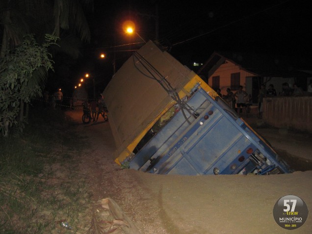 Caminhão da Recicle cai em buraco no Dom Joaquim