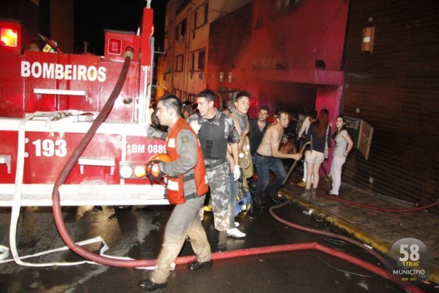 Incêndio em boate deixa centenas de mortos e feridos em Santa Maria (RS), na madrugada de 27 de janeiro