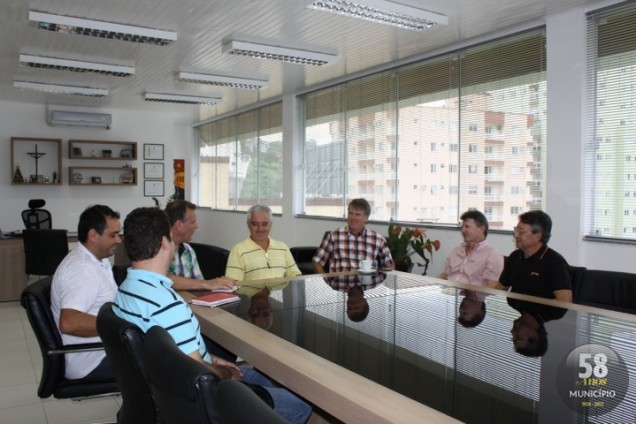 Representantes do Automóvel Kart Clube Brusque estiveram no gabinete do prefeito Paulo Eccel