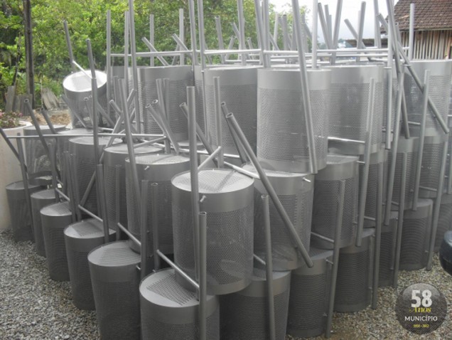 As lixeiras são feitas com metal galvanizado e capacidade para até 50 litros