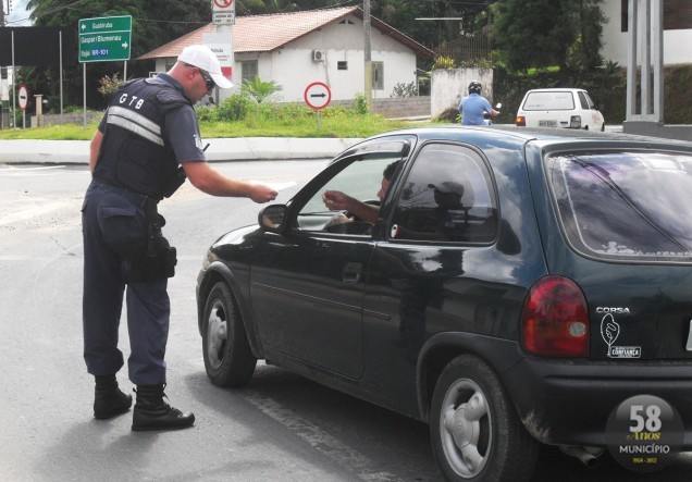 Agentes abordam motoristas em horários de maior fluxo