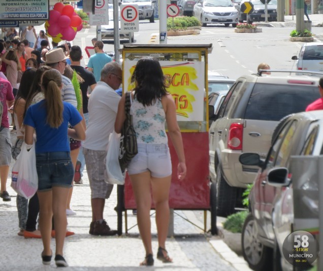 População saiu às compras para garantir os presentes de Páscoa neste sábado, 30