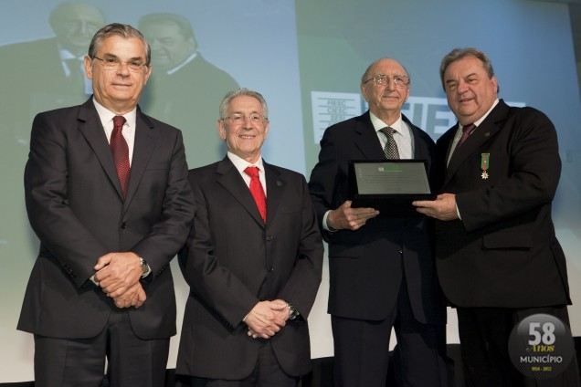 Orthmann recebeu uma placa das mãos de Ingo Fischer, presidente do Centro Empresarial, Social e Cultural de Brusque