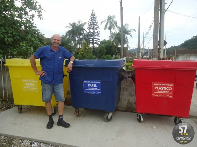 Rogério Silva, de 47 nos, que transformou o bairro Rio Branco, reciclando