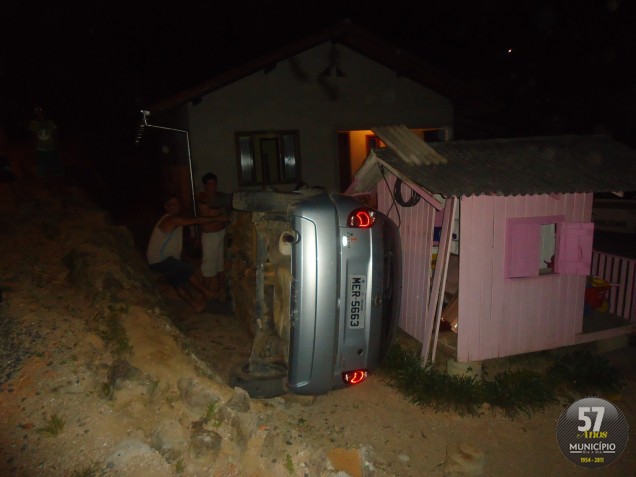O veículo capotou na rua Germano Klann, bairro Águas Claras