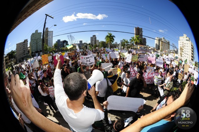Manifestantes discursam em frente à Câmara de Vereadores de Brusque