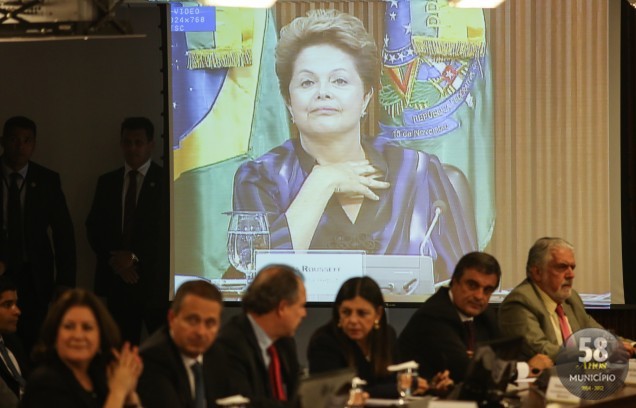 A presidenta Dilma Rousseff se reúne com governadores e prefeitos. Ela propôs a convocação de um plebiscito que autorize Constituinte para fazer a reforma política