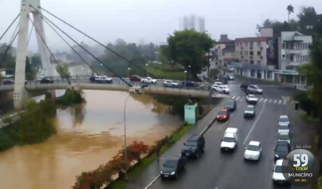 Situação da rio Itajaí-Mirim por volta das 13h50 desta sexta-feira, 20 de setembro