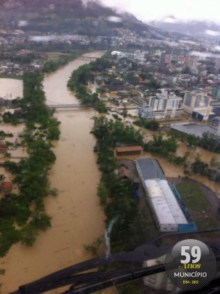 Imagem aérea de Rio do Sul por volta do meio-dia deste domingo, 22
