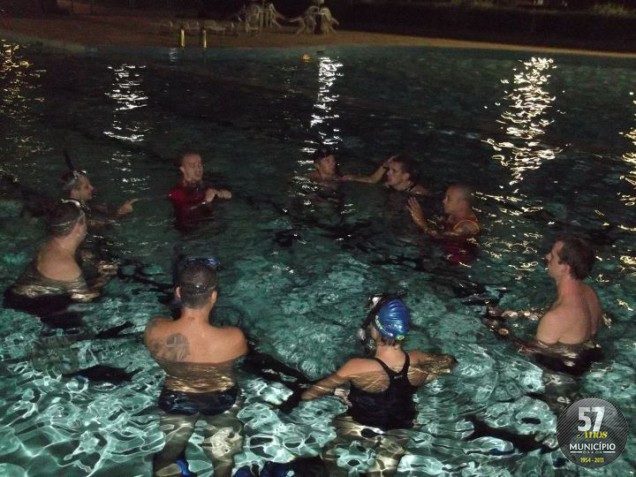 Corpo de Bombeiros faz treinamento de mergulho na piscina do Bandeirante