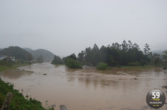 Rio Itajaí-Mirim às margens da SC-486, na altura do bairro Souza Cruz, neste domingo, 22 de setembro