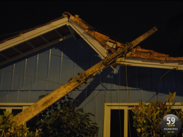 Casa foi atingida pelo poste de energia elétrica