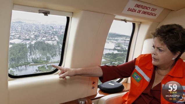 Presidenta Dilma Rousseff durante sobrevoo das áreas atingidas pela chuva no Espírito Santo