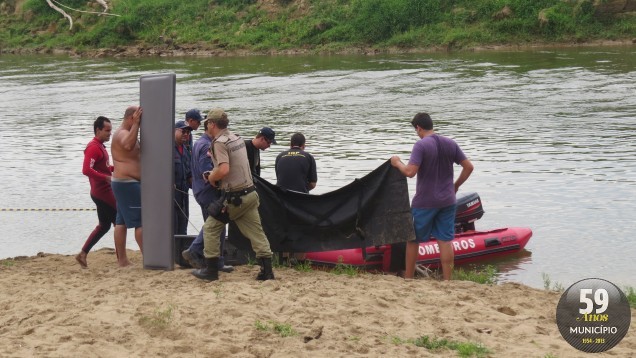 O corpo de Kaueli é transportado para a margem do rio