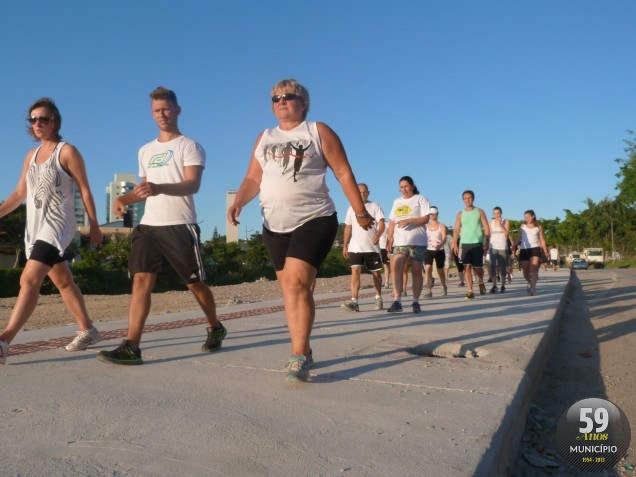 Cerca de 40 pessoas participaram da caminhada orientada no fim de tarde de segunda-feira, 20 de janeiro