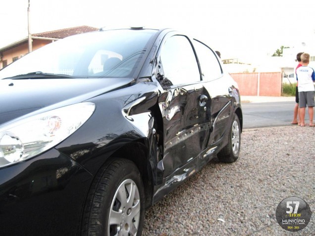 O Peugeot ficou com a lateral toda danificada, mas a condutora nada sofreu