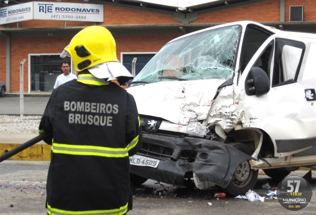 Frente da Van, a mais atingida no acindente, ficou destruída. Condutor foi encaminhado para o hospital sem risco de morrer